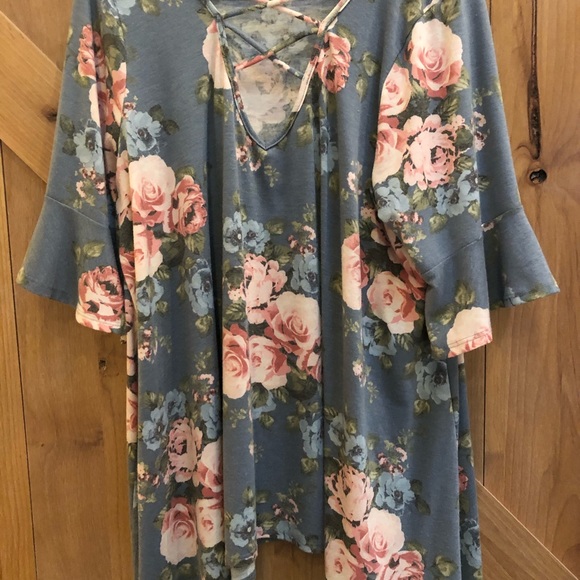 BOGO!❤️Plus Floral Top❤️ - Picture 4 of 10